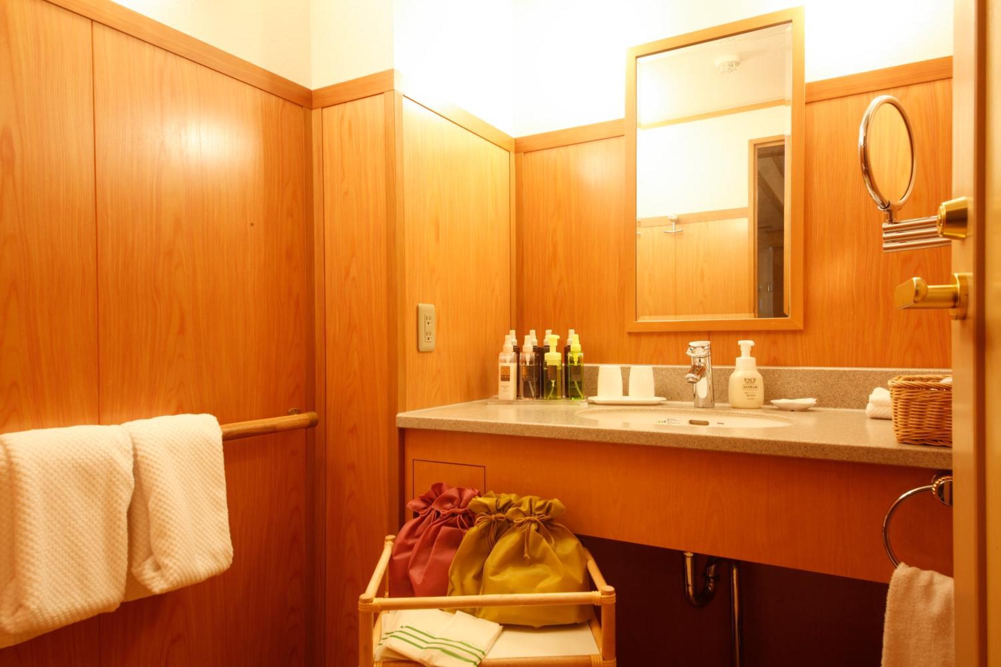 Hida Takayama Onsen Takayama Green Hotel Keio Group Hotels Exteriér fotografie A yukata bag in a hotel bathroom